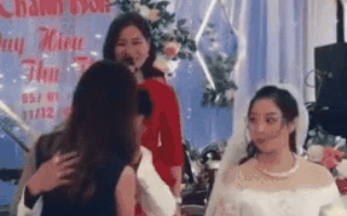 Chú rể ôm cô gái lạ trước mặt cô dâu.