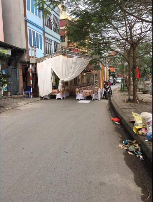 Chiếc rạp cưới chắn hết đường của người tham gia giao thông.