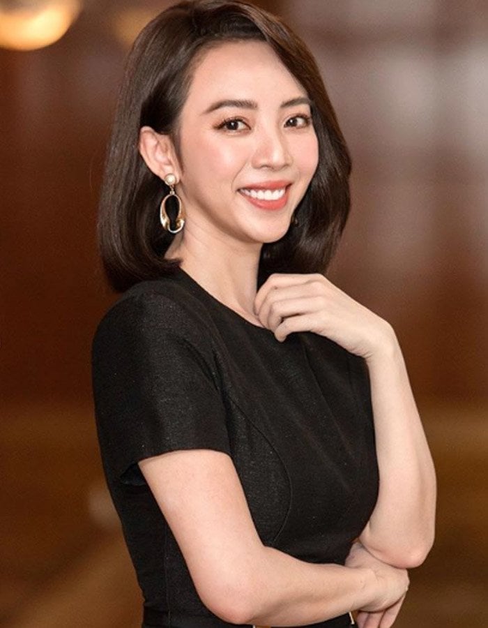 tu-nhan-la-my-nhan-hoa-hau-lang-hai-thu-trang-cung-khong-tranh-khoi-dau-hieu-cua-tuoi-gia-a3-1578477279-25-width700height900