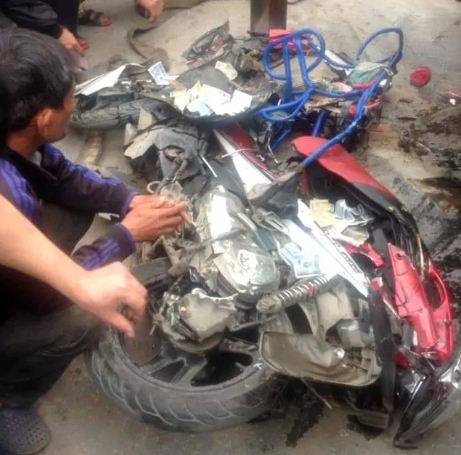 Chiếc xe máy của nạn nhân bị biến dạng.
