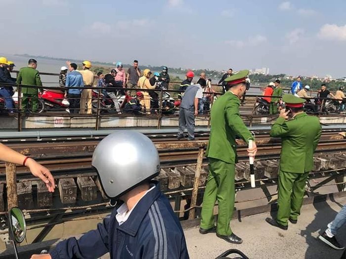 Lực lượng chức năng có mặt tại hiện trường giải cứu người cha bế con định tự tử .