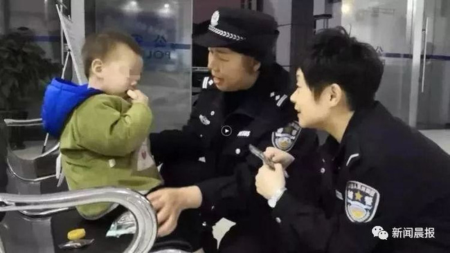 Cậu bé bị lạc được đưa về đồn cảnh sát.