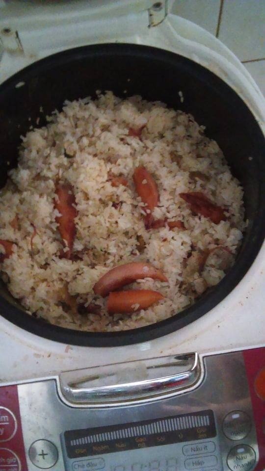 Nồi cơm trộn của anh chàng.
