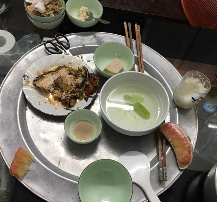 Mâm cơm như đồ thừa mà cô gái được nhà chồng để phần.