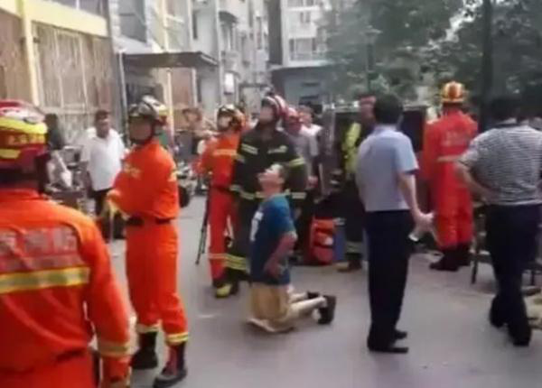 Người chồng quỳ gối cầu xin vợ tha lỗi.