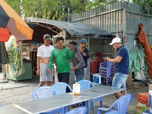 Người đàn ông bị hành hung vì mua chai nước mà trả tờ tiền 500.000 đồng. (Ảnh: Pháp luật TP HCM)