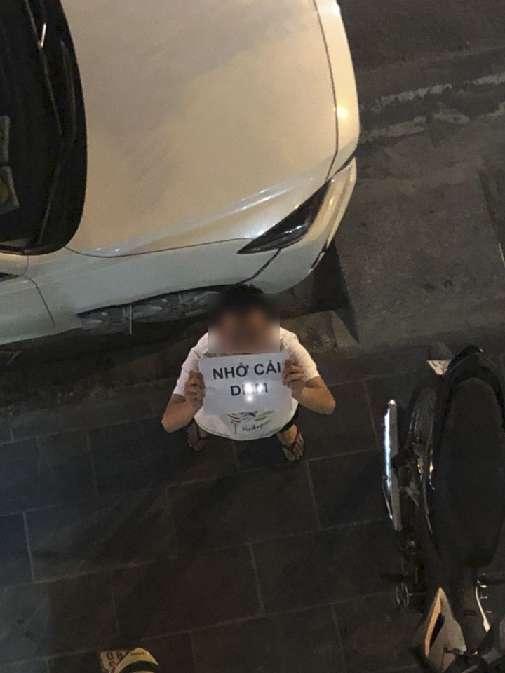 Anh chàng cầm theo tấm biển đến trước nhà cô gái.