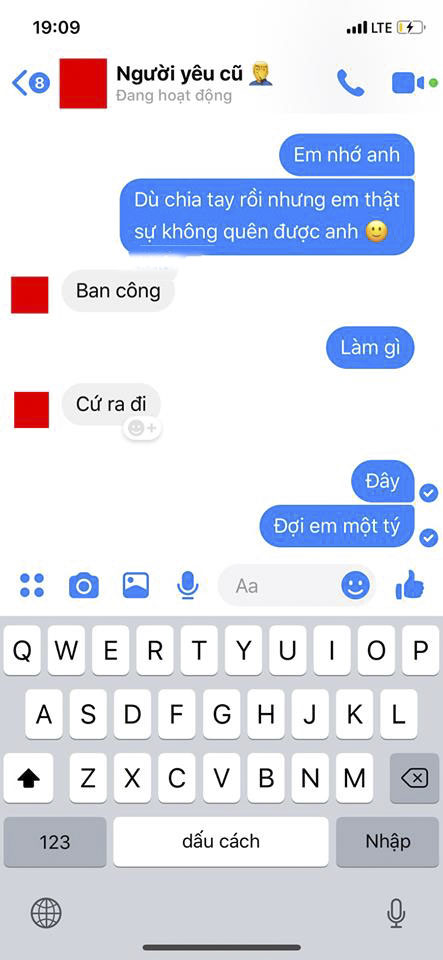 Cô gái nhắn tin cho người yêu cũ.