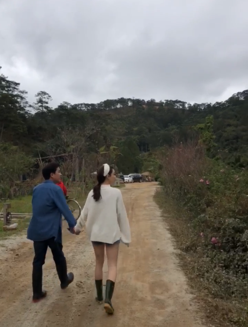 Những hình ảnh nắm tay nhau cực tình cảm của hai vợ chồng Nhã Phương - Trường Giang.