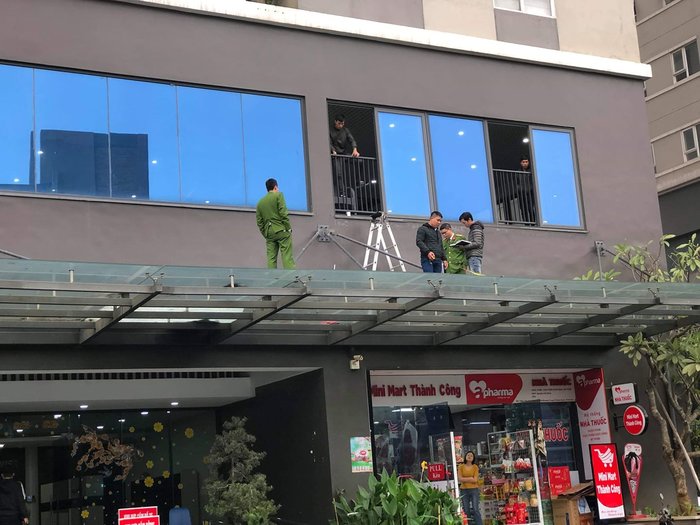 Công an khám nghiệm hiện trường.