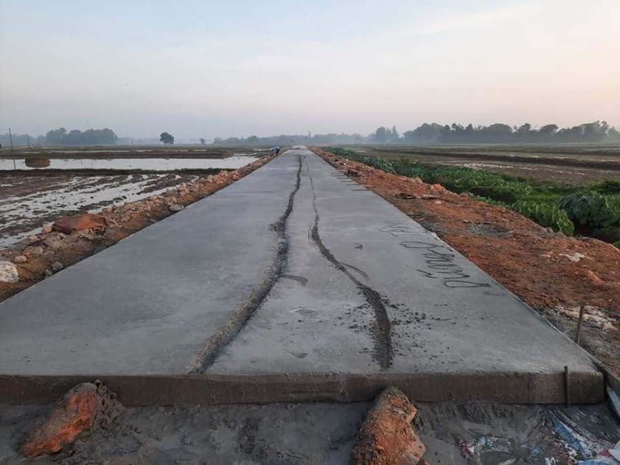 Con đường bê tông mới làm đã bị ai đó đi xe máy lên và để lại dấu vết vô cùng khó coi.