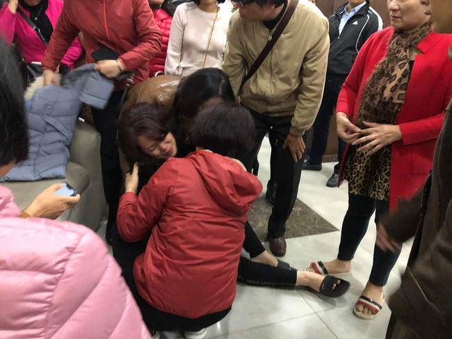 Mẹ bé gái gào khóc khi biết con gặp nạn.