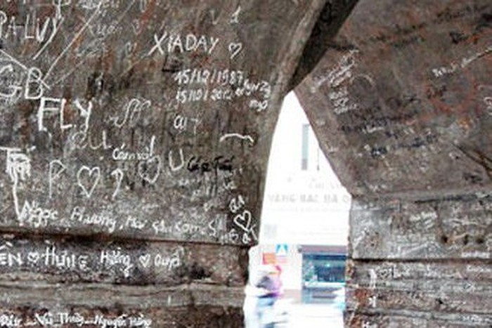 Những hình vẽ bằng bút xóa nham nhở xung quanh di tích.