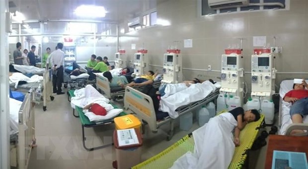 Các bệnh nhi nghi ngộ độc thực phẩm được đưa đến Bệnh viện Quận 11 để điều trị.