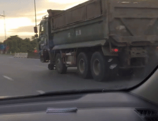 Chiếc xe mất bánh vẫn chạy băng băng trên đường.