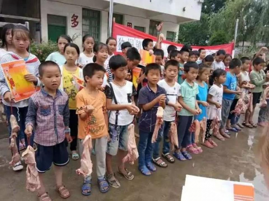 Phần thưởng thiết thực này khiến phụ huynh lẫn học sinh đều mừng rỡ.