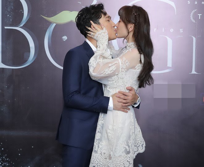 Trấn Thành hôn Hari Won trong buổi họp báo ra mắt Web Drama Bố Già cách đây không lâu.