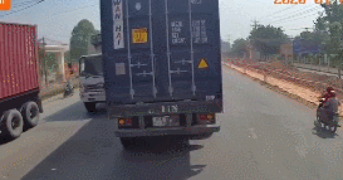 Hình ảnh chiếc xe mất bánh sau vẫn chạy trên đường.