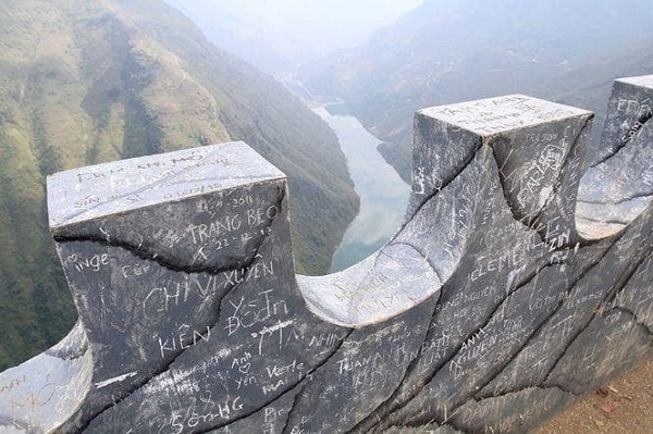 Hình ảnh đèo Mã Pì Lèng bị khắc chữ nguệch ngoạc.