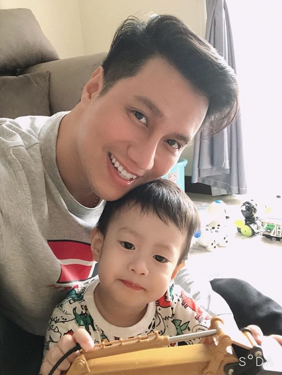 Bẵng đi một thời gian không có bất cứ chia sẻ gì về Hương Trần và con trai, thì mới đây trên trang cá nhân, nam diễn viên Việt Anh gây chú ý khi đăng tải hình ảnh Đậu Đậu và chia sẻ: 