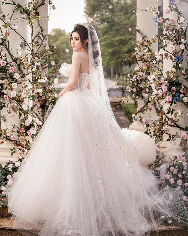Diện váy trắng giữa một không gian tràn ngập hoa tươi, Huyền My chẳng khác chi một công chúa.