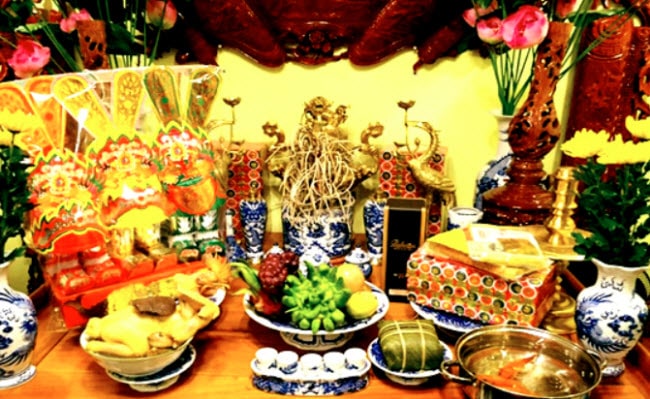 Không cúng Táo ở bàn thờ phật