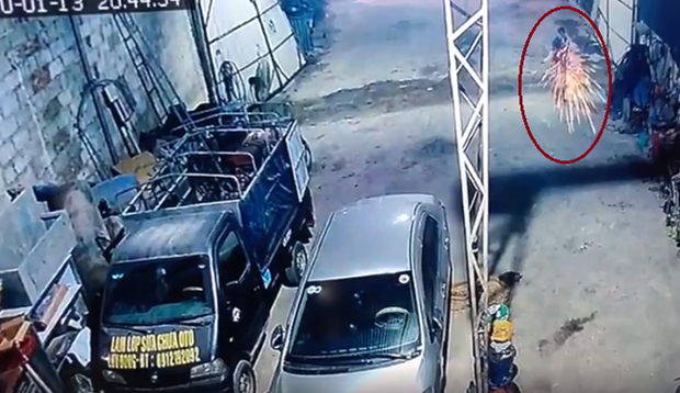 Đối tượng xả súng vào mọi người được camera an ninh ghi lại được.