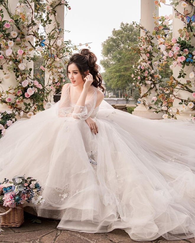 Không ít cư dân mạng nhận ra khuôn mặt của Huyền My đã thay đổi rất nhiều so với trước đây, đặc biệt là chiếc cằm nhọn thay đổi thấy rõ so với lúc đăng quang Á hậu 1 Hoa hậu Việt Nam 2014.