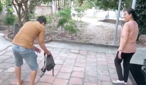Nhìn thanh niên bị đuổi ra khỏi nhà mà mọi người vừa thương vừa buồn cười.
