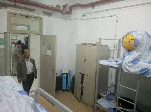 Thầy giám thị đi kiểm tra ký túc xá phát hiện nhân vật lạ đang ngồi trên giường.