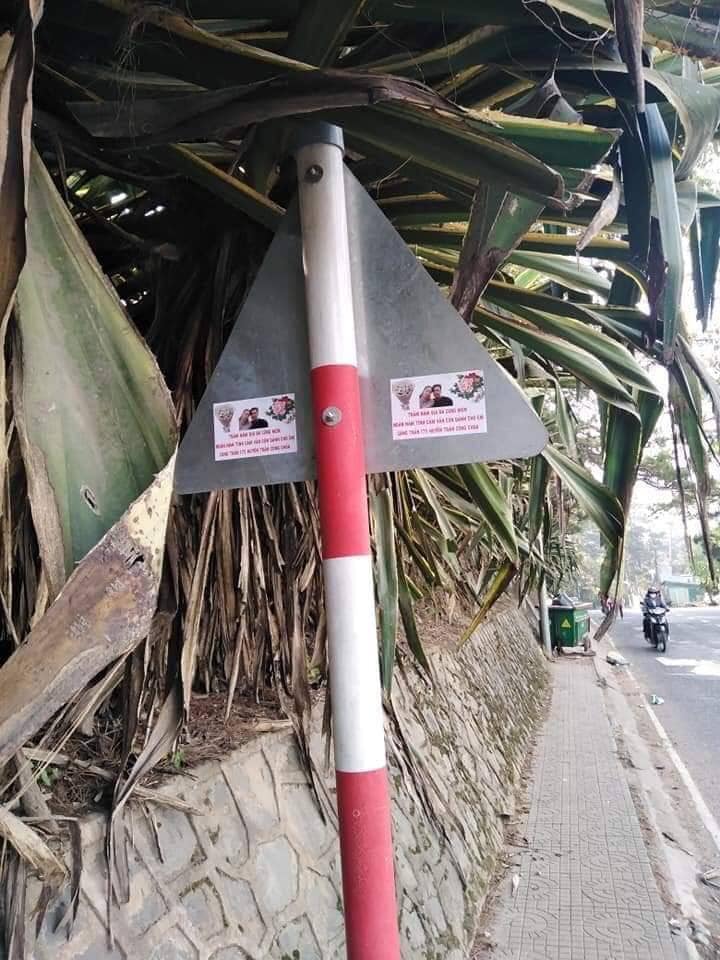 Biển báo giao thông cũng bị dán ảnh chằng chịt.