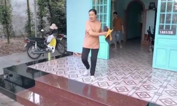 Người mẹ vứt đồ và đuổi con ra khỏi nhà vì mãi không có người yêu.