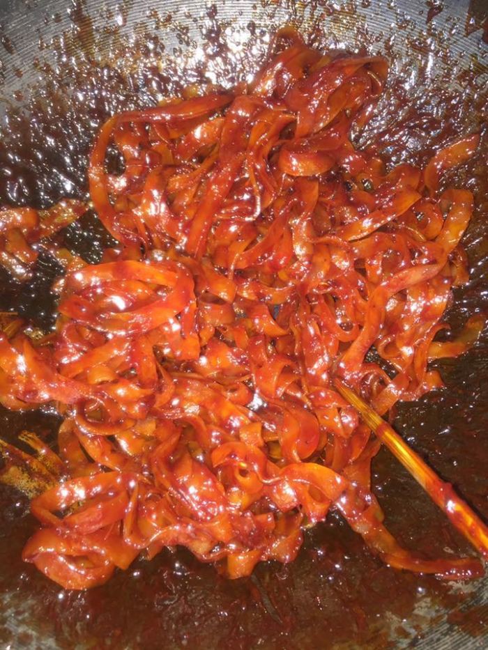 Mẻ mứt này thì cho quá nhiều gấc tạo màu nên đã dính bết và không khô được.