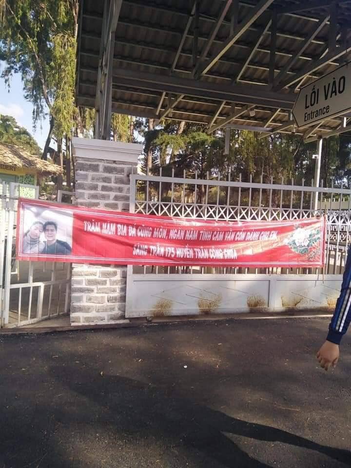 Tấm băng rôn được treo trên phố.