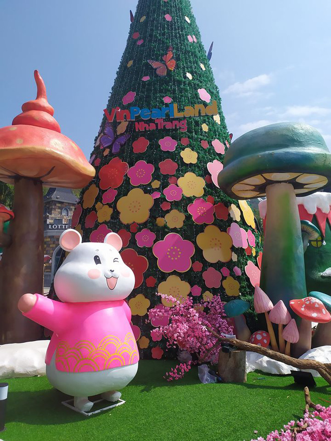 Một chú chuột khác được trang trí ở Vinpearl Land khiến ai nhìn cũng muốn chụp ảnh cùng.