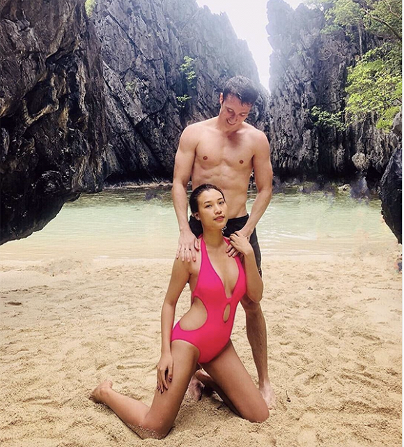 Mới đây nhất trên instagram cá nhân, nàng Á hậu Hoàng Oanh bất ngờ khoe khoảnh khắc diện áo tắm màu hồng với những đường 