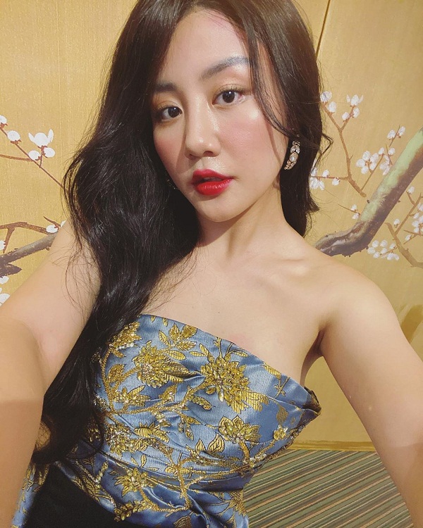 Mới đây nhất trên trang facebook cá nhân, nữ ca sĩ Văn Mai Hương đã bỏ qua sự cố ồn ào cuối năm để dành thời gian tập trung hơn cho con đường sự nghiệp với hàng loạt những show diễn đầu năm mới. Theo đó, Văn Mai Hương đã không ngần ngại khoe nhan sắc phần nào tươi tỉnh và lấy lại vẻ đẹp quyến rũ của mình với lời chia sẻ: 