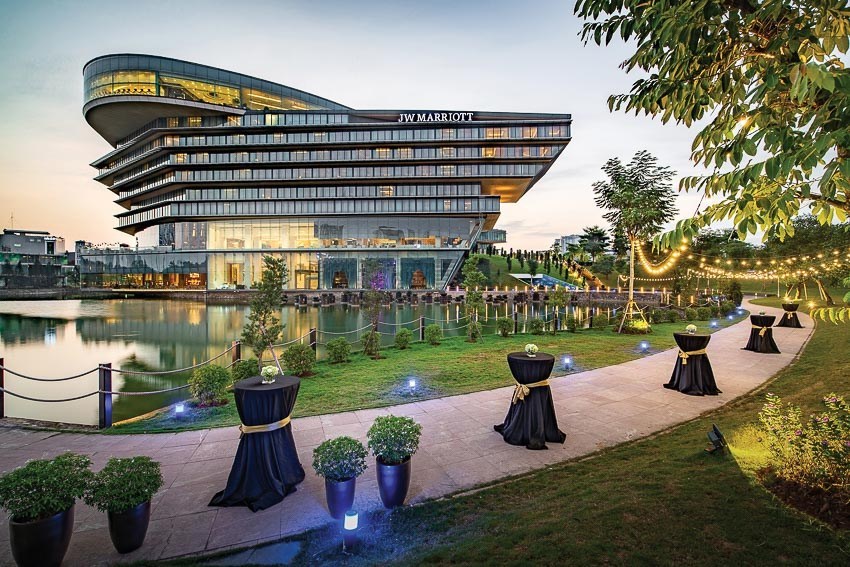 Cặp đôi chọn khách sạn JW Marriott làm nơi tổ chức tiệc cưới của mình.