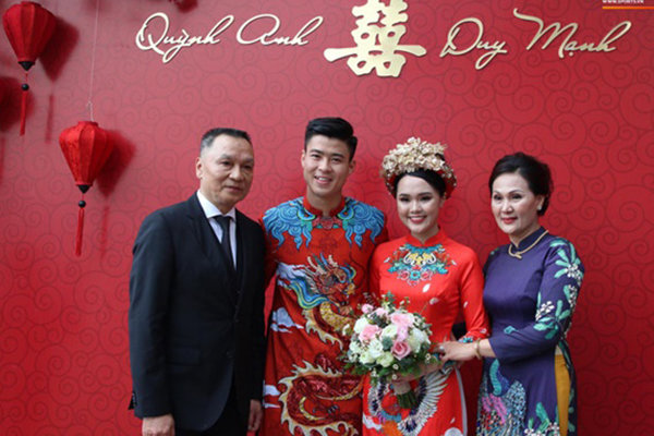 Duy Mạnh - Quỳnh Anh trong lễ ăn hỏi.