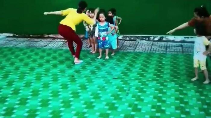 Cô giáo được cho là đã có hành động tát vào mặt học sinh. Hình ảnh được cắt từ clip.