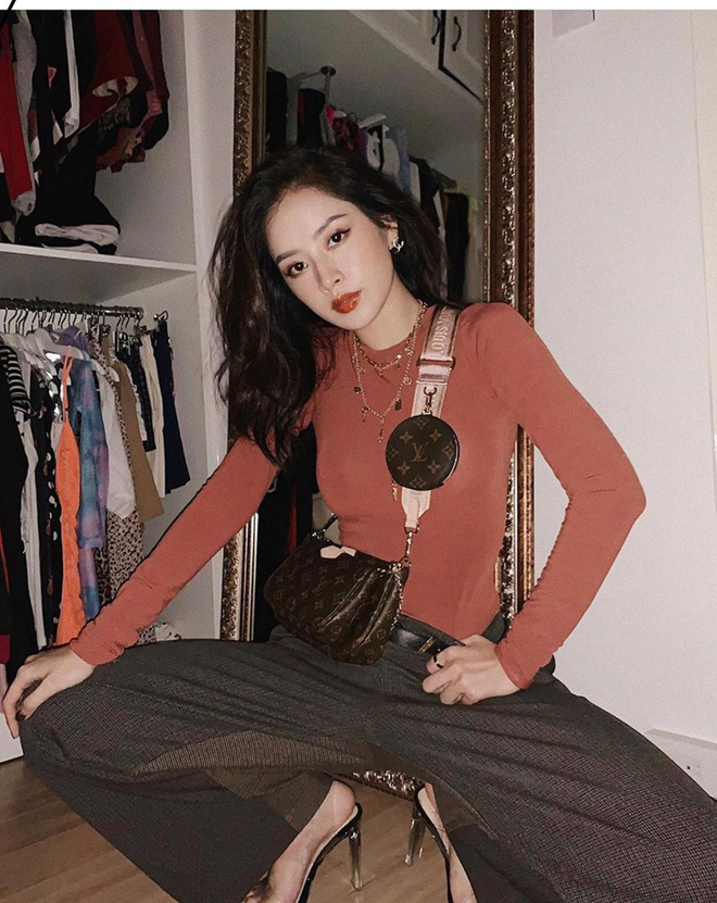 Chỉ cần lên đồ đơn giản, Chi Pu cũng có thể cho ra đời loạt ảnh khoe thần thái sang chảnh như thế này.  