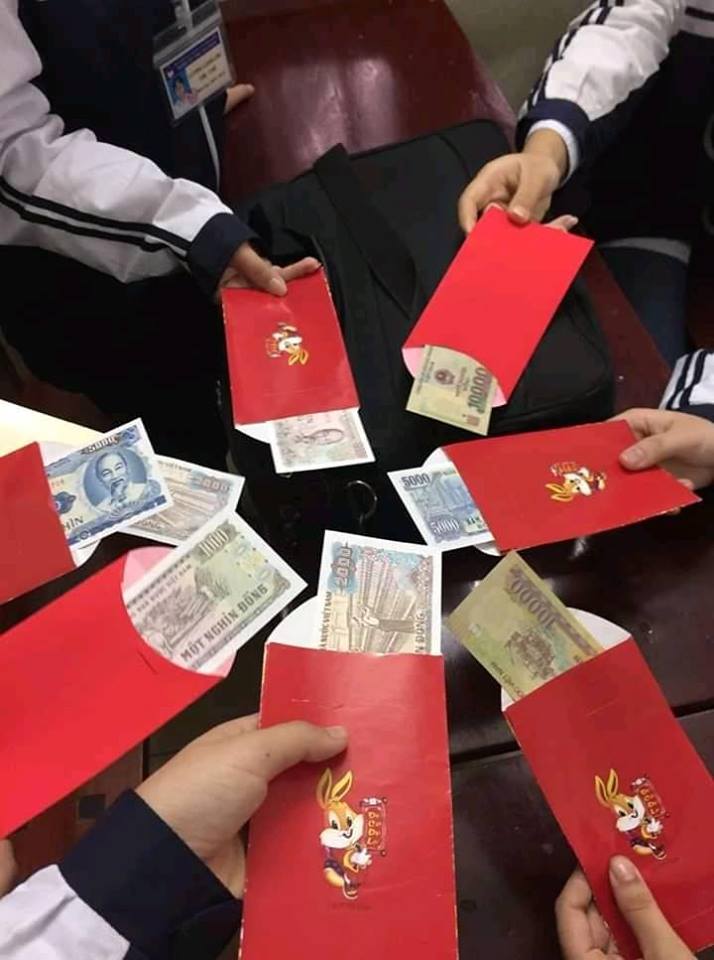 Nhóm học sinh hào hứng khoe được thầy cô lì xì.