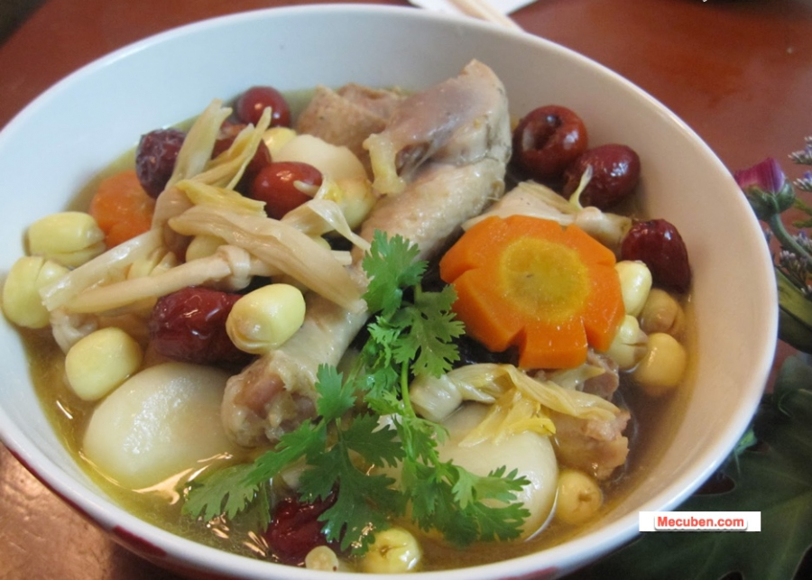 Gà hầm hạt sen thơm ngon
