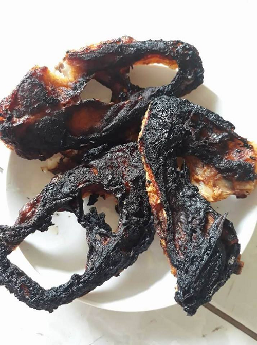 Món cá rán cháy đen này được mọi người hài hước đặt tên là 
