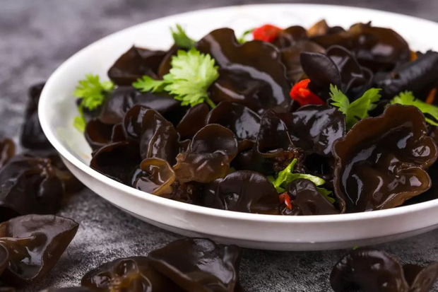 Bạn nên lưu ý chỉ nên ăn mộc nhĩ khô, không nên chế biến mộc nhĩ tươi