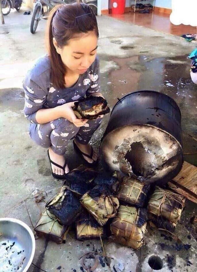 Màn trổ tài luộc bánh chưng đến nỗi cháy đen cháy đỏ, thậm chí còn thủng cả nồi thế này thì coi như 