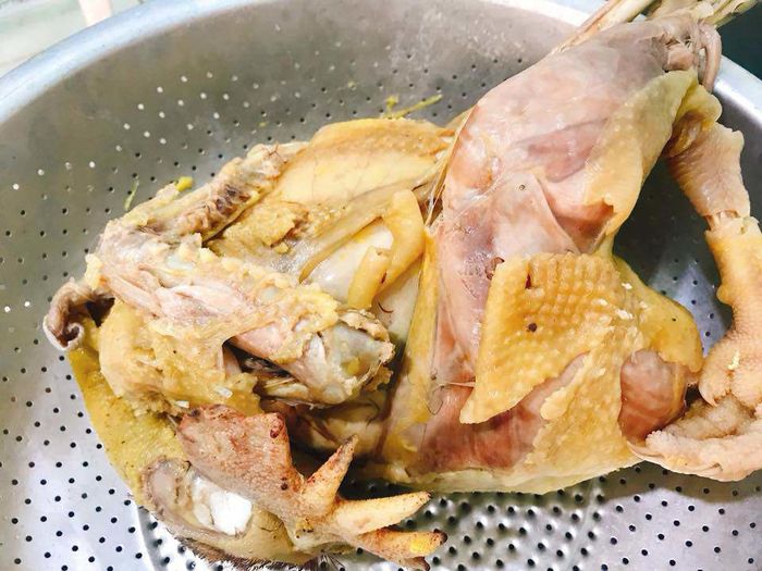 Con gà luộc này chắc chắn không thể cúng gia tiên được rồi.