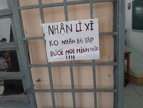 Hình ảnh tấm biển các học sinh dán ở cửa lớp để nhắc khéo giáo viên.