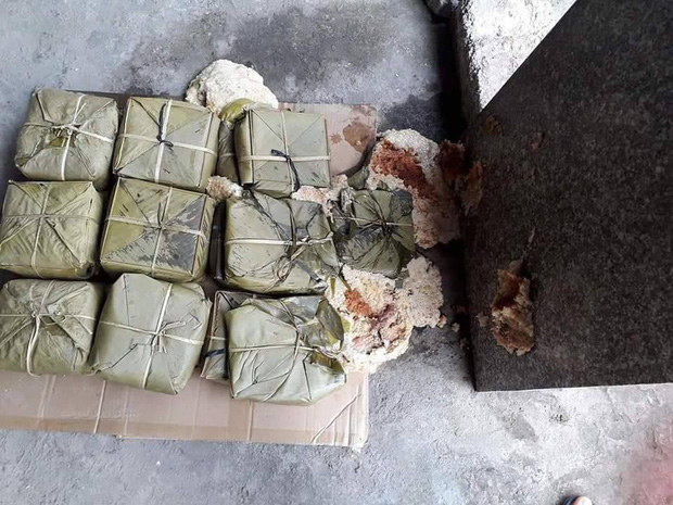 Còn đây là những chiếc bánh chưng vỡ nát sau khi luộc chín.