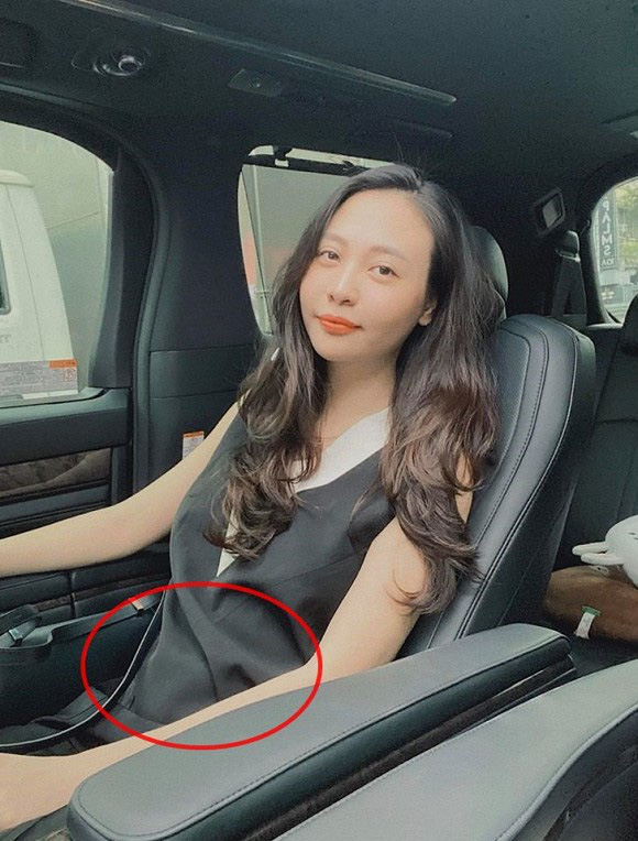 Trong hình ảnh mới được Đàm Thu Trang đăng tải trên trang cá nhân đã nhận được sự quan tâm vô cùng lớn từ người hâm mộ với vòng 2 nhô lên bất thường.